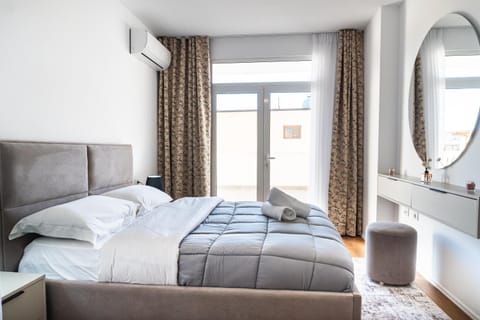 Bed, Photo of the whole room, Bedroom, air conditioner