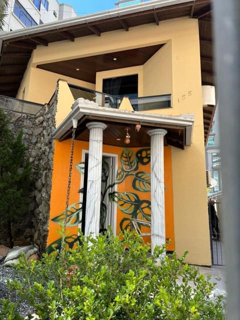 Property building, Facade/entrance, Decorative detail, Landmark view