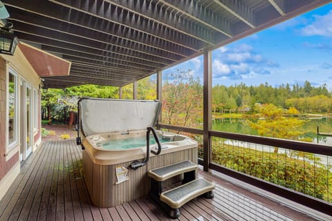 Hidden Cove Hideaway House in Suquamish