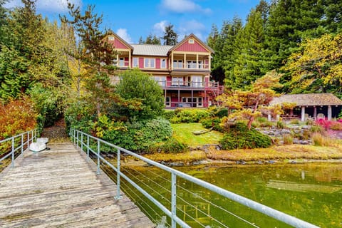 Hidden Cove Hideaway House in Suquamish