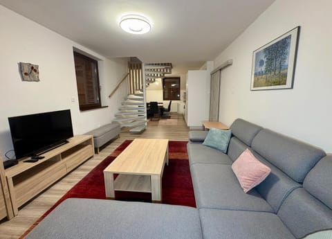 Communal lounge/ TV room, TV and multimedia, Living room, Seating area, Evening entertainment