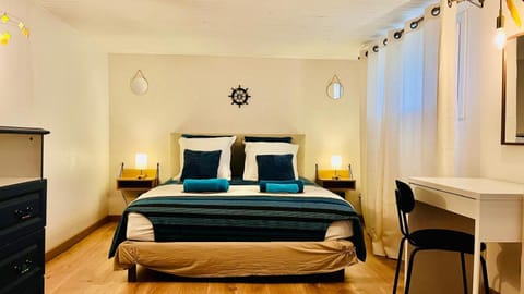 Bed, Photo of the whole room, Decorative detail, Bedroom