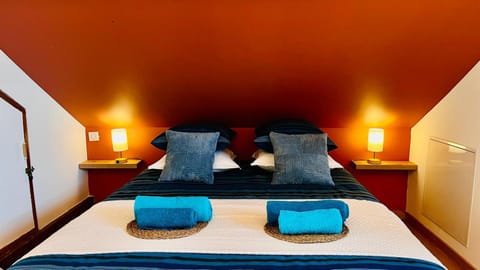 Bed, Photo of the whole room, Bedroom, towels