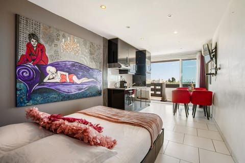 Property building, Bed, Kitchen or kitchenette, Photo of the whole room