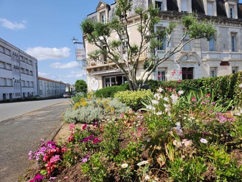 Property building, Restaurant/places to eat, Spring, Day