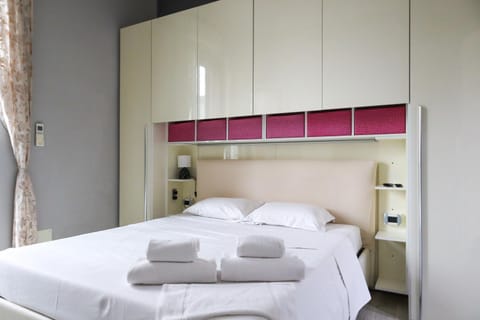 Bed, Bedroom, towels, wardrobe