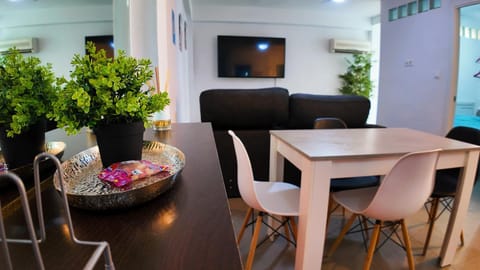 Communal lounge/ TV room, TV and multimedia, Living room, Seating area, Dining area, Evening entertainment