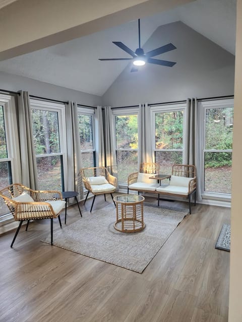 La Vela Blanca - Modern Southern Getaway House in Newnan