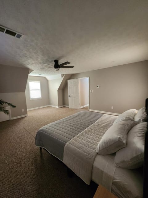 La Vela Blanca - Modern Southern Getaway House in Newnan