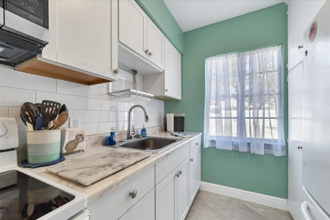 Kitchen or kitchenette, Pool view, Pool view, Swimming pool, Swimming pool, oven, pet friendly, stove, toaster