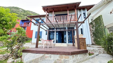Property building, Patio, Balcony/Terrace, Dining area