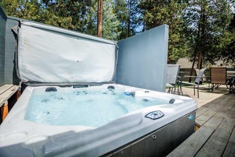 Blue Goose with Hot Tub & SHARC Access House in Sunriver