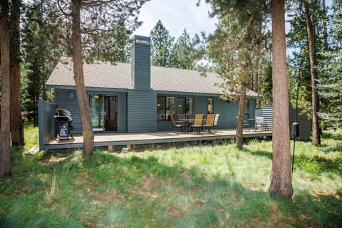 Blue Goose with Hot Tub & SHARC Access House in Sunriver