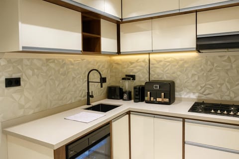 Coffee/tea facilities, Kitchen or kitchenette, dishwasher, oven, stove, toaster