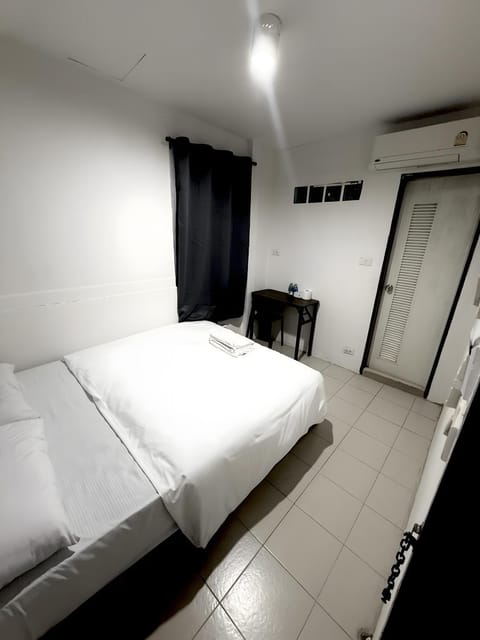 Bed, Photo of the whole room, Bedroom, air conditioner