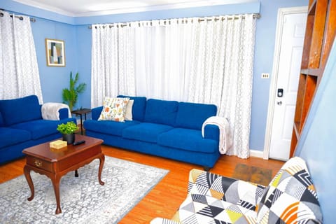 TV and multimedia, Living room, Seating area, air conditioner