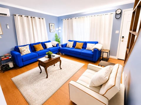 Bed, Living room, Seating area, air conditioner