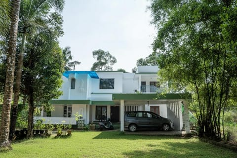 Property building, Spring, Day, Natural landscape, Garden, Garden view, Parking