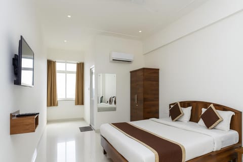 Bed, TV and multimedia, Photo of the whole room, Evening entertainment, Bedroom, towels, wardrobe, air conditioner