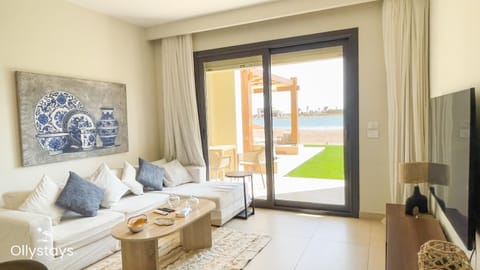 Communal lounge/ TV room, Bed, Natural landscape, TV and multimedia, Living room, Photo of the whole room, Seating area, Evening entertainment, Bedroom, Pool view, Swimming pool