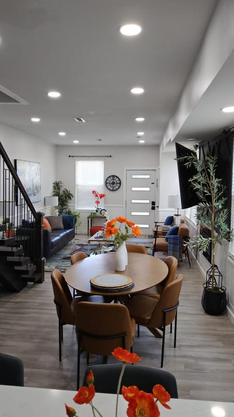 Fountain Square Dream Dwelling - Sleeps 8, Near Downtown, Stadiums & Nightlife House in Indianapolis