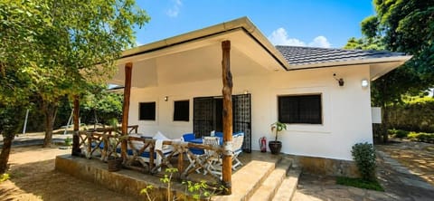 Property building, Patio, Day, Dining area