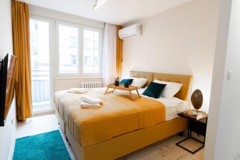 Bed, TV and multimedia, Balcony/Terrace, Bedroom, towels, air conditioner