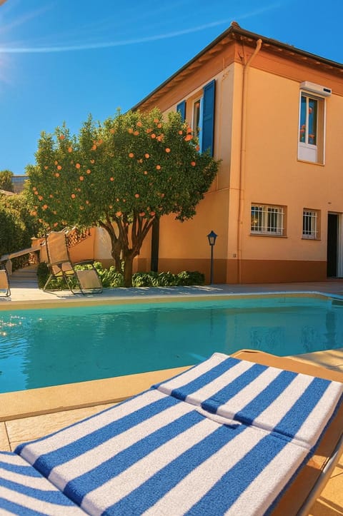 Property building, Garden, Swimming pool, Swimming pool