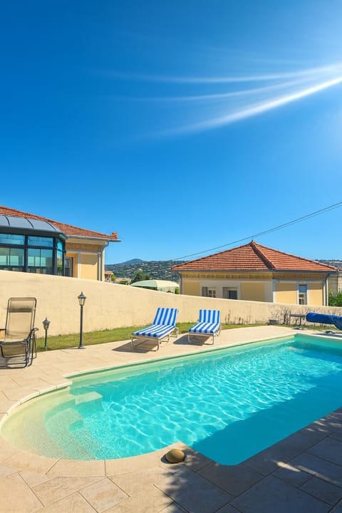 Swimming pool, Swimming pool