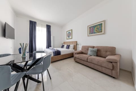 Bed, TV and multimedia, Living room, Photo of the whole room