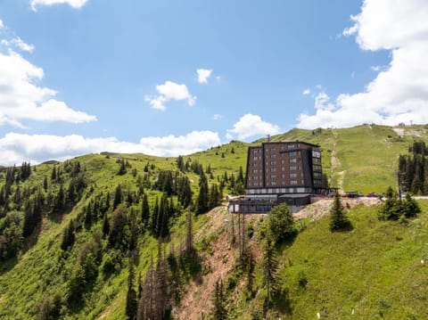 Property building, Day, Natural landscape, Summer, Mountain view