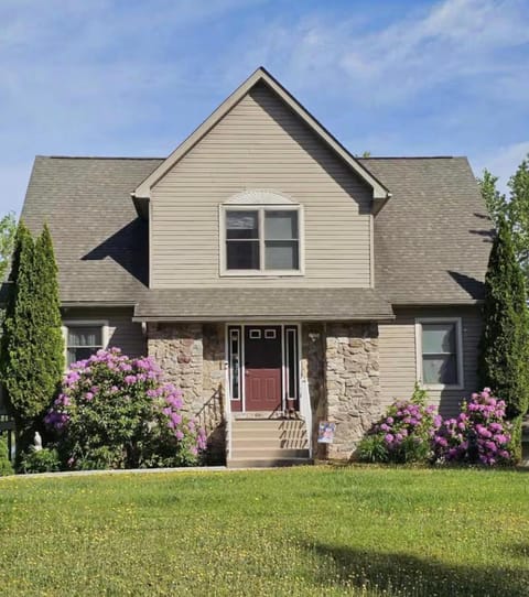 Home in Mount Pocono - Sauna & Lakefront House in Coolbaugh Township