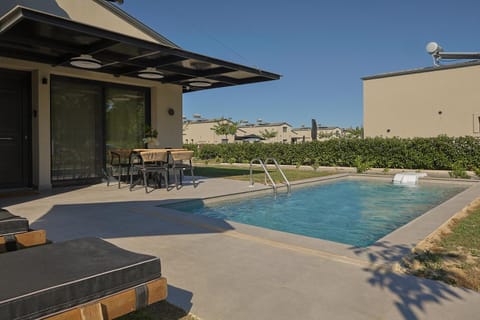 Property building, Day, Pool view, Swimming pool, sunbed