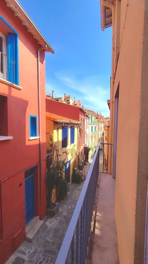 Neighbourhood, Balcony/Terrace, Street view