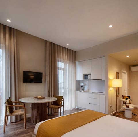 Bed, TV and multimedia, Kitchen or kitchenette, Living room, Photo of the whole room, Seating area, Dining area, Bedroom