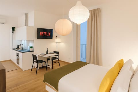Bed, TV and multimedia, Kitchen or kitchenette, Living room, Photo of the whole room, Seating area, Bedroom