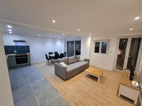 TV and multimedia, Kitchen or kitchenette, Living room, Seating area, Dining area, oven, stove