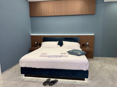 Bed, Bedroom, towels