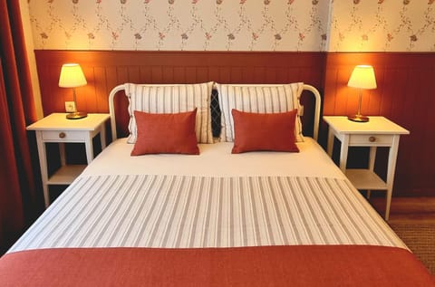 Bed, Bedroom, air conditioner
