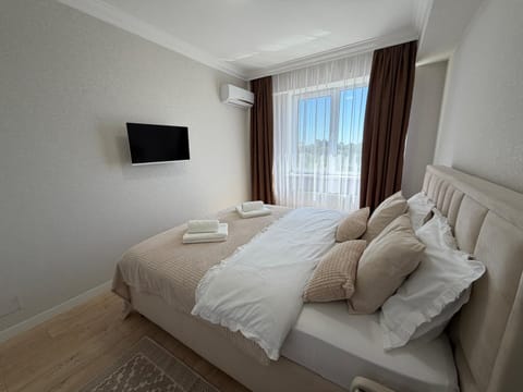Bed, TV and multimedia, Photo of the whole room, Bedroom, towels, air conditioner