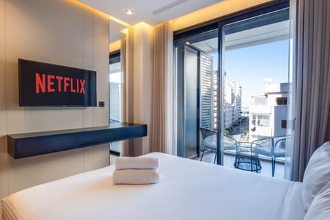 Bed, TV and multimedia, View (from property/room), Balcony/Terrace, Photo of the whole room, Evening entertainment, Bedroom, City view, towels