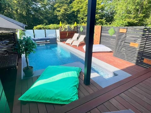Patio, Swimming pool, sunbed