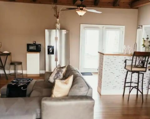 Couples Guesthouse, jacuzzi, sauna, pool Bed and Breakfast in Merrillville