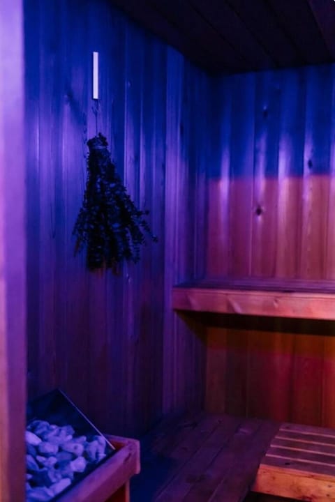 Couples Guesthouse, jacuzzi, sauna, pool Bed and Breakfast in Merrillville