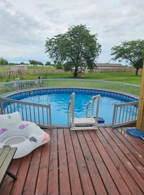 Couples Guesthouse, jacuzzi, sauna, pool Bed and Breakfast in Merrillville