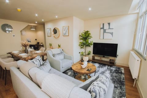 Communal lounge/ TV room, TV and multimedia, Living room, Seating area