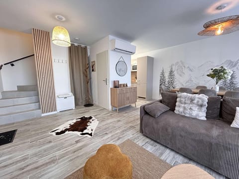 Chalet 3 pièces avec terrasse et parking proche des pistes à Risoul 1850 - FR-1-330-599 Chalet in Piedmont