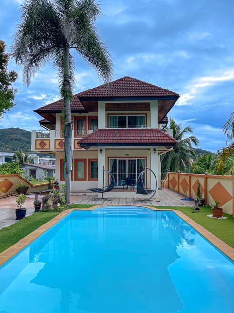 Property building, Day, Swimming pool