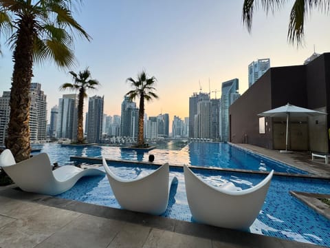 Property building, Hot Tub, Coffee/tea facilities, Balcony/Terrace, Pool view, Swimming pool, Swimming pool, sunbed