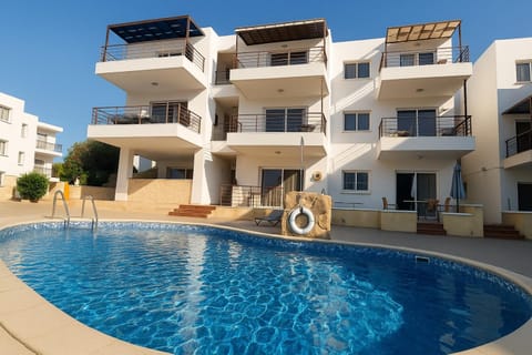 Property building, Patio, Day, Pool view, Swimming pool, sunbed